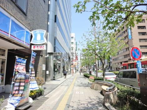 ベンチの配置された歩道
