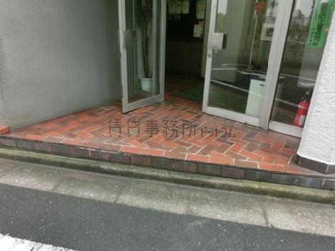 入口に若干の段差があります