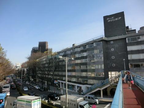 表参道の１軒目の建物です