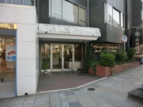 玄関は２つあり、表参道側の玄関です