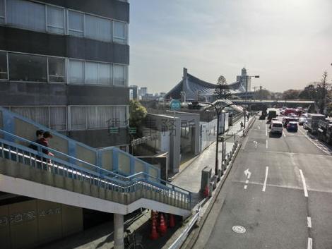 明治神宮（原宿）駅の１番出口が建物に隣接しています
