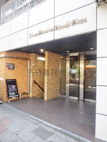 間口の広い玄関口前