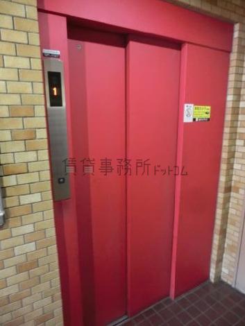 エレベーターの乗り場前