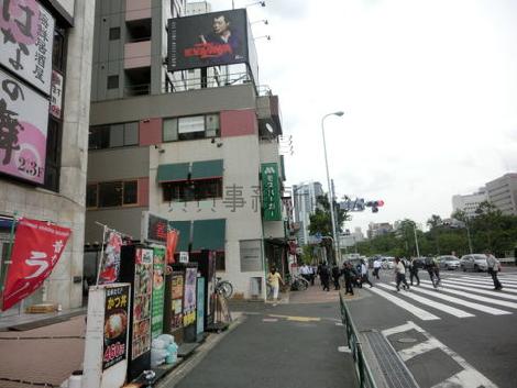 駅近郊のT字路に位置しています
