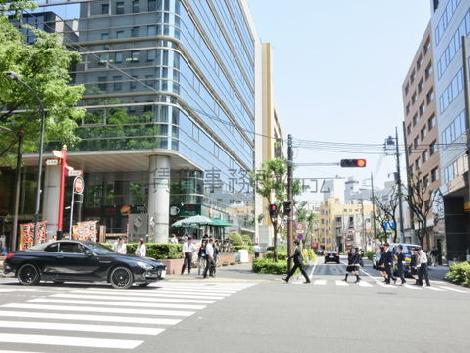隣接する通り沿い