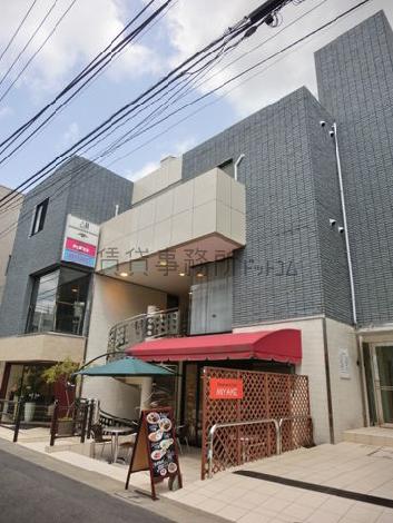 白とグレーの特徴的な配色で、非常にデザイン性の高い物件です