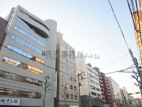 周辺も同じ規模のビルが建ち並んでおります