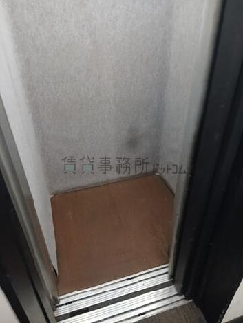 エレベーター内部