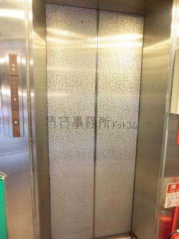 シルバーのエレベーター