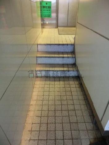 玄関からエントランスへの階段