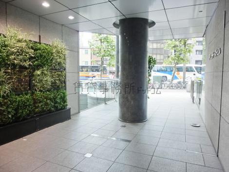壁面に植栽を配置しています
