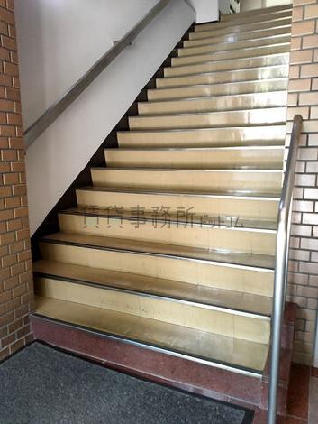 正面玄関からエレベーターホールまでの階段