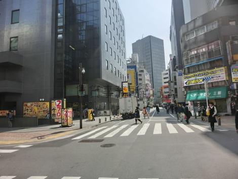 次の交差点はサンシャイン60通りです