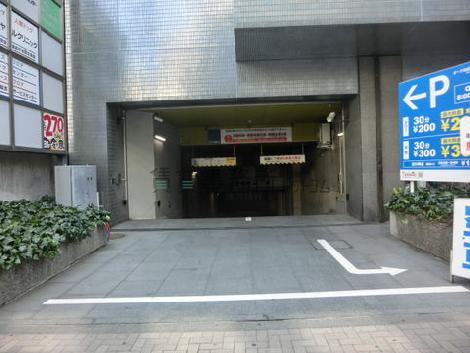 正面玄関脇にある地下専用駐車場入口です