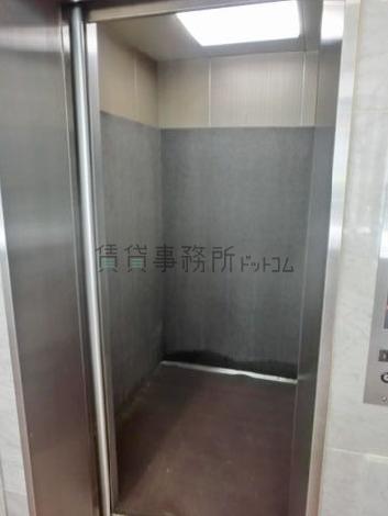 11人乗りエレベーターを採用