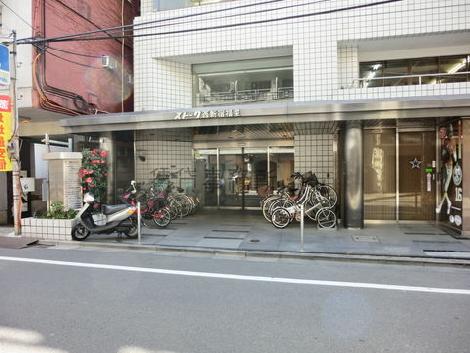 ビルの左脇に入口があります
