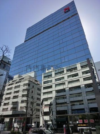 ミラーで覆われた外観