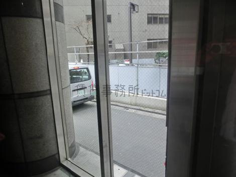 ホールの道側はガラス張りで採光が入ります