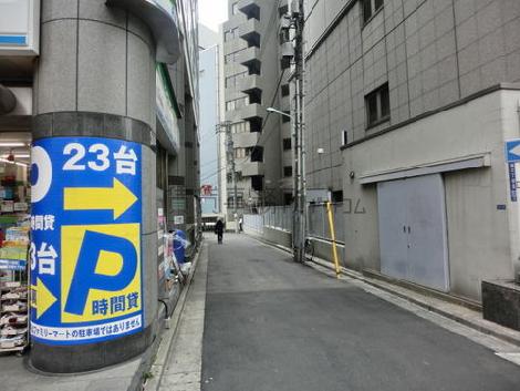 正面玄関への側道です