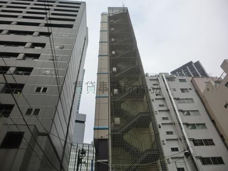 ビル真裏の外階段です