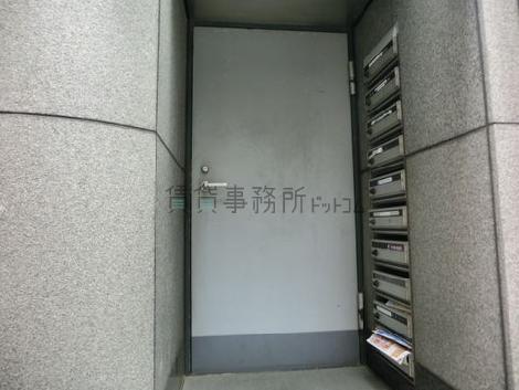 玄関脇の出入口に郵便受けがあります