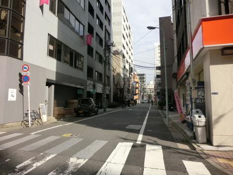 ビル脇道