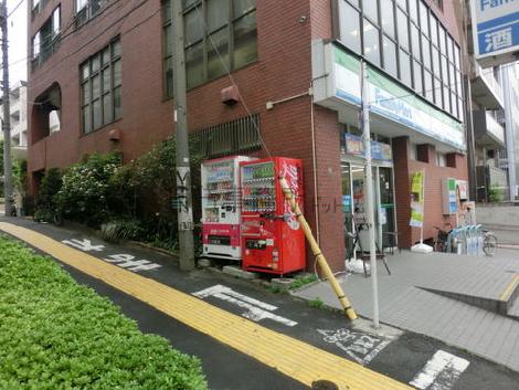 物件脇の道です