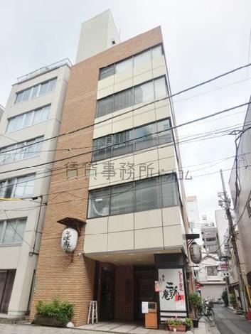 採光性の高いL型に組まれたガラス窓を設置