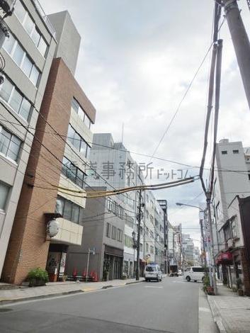 御徒町駅へ向かう公道です