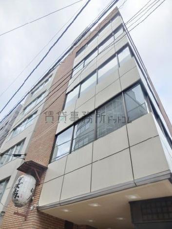 玄関口前から見上げた外観です