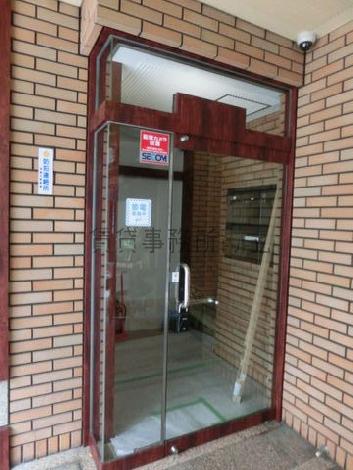 エレベーター乗り場前のガラス扉