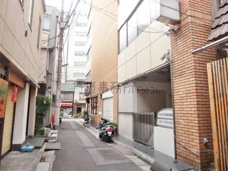 隣接する細い路地奥からの見え方
