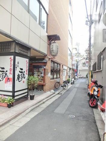 隣接する脇道通りです