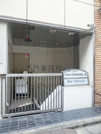 スライド式の鉄扉が備えられた側面口