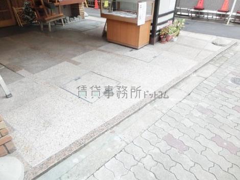 フラットな床面で連結されています