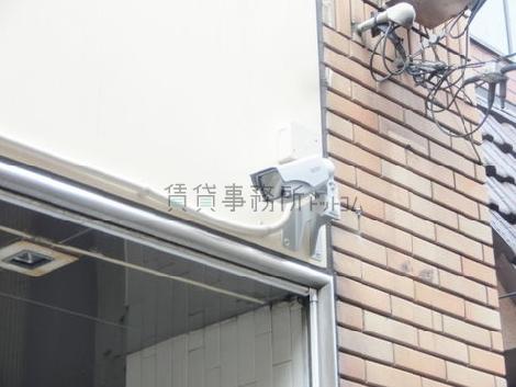 入口周りに配備された防犯カメラ