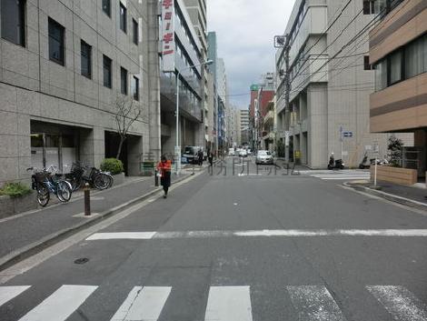 玄関前の通り