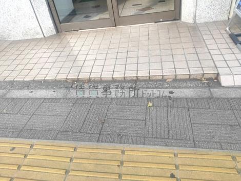 正面口には公道との段差が有ります