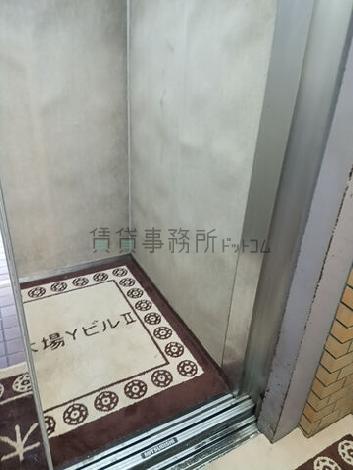 エレベーター内部