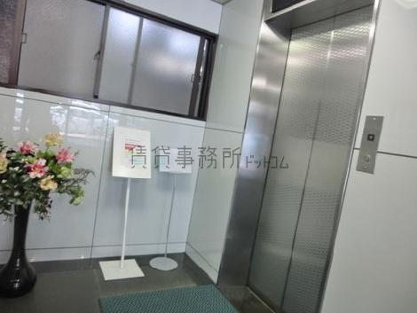 華が活けてあり、雰囲気が締まります