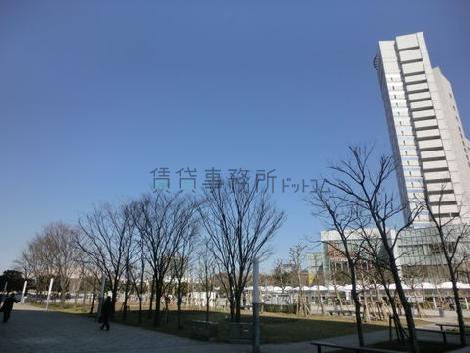 周囲はかなり広い広場になっています