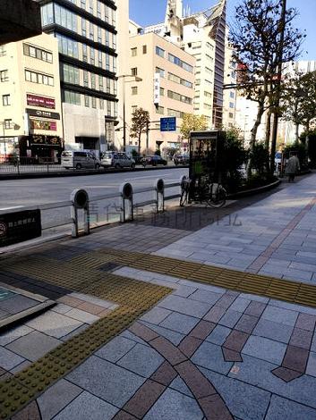 ビル前の歩道