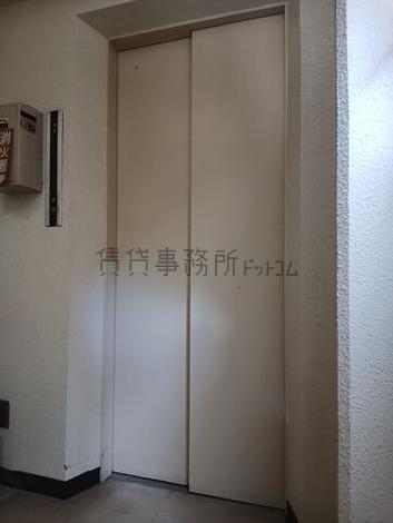 階段上がった際に2階からエレベーター乗り場があります