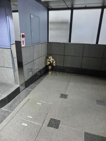 採光の入るガラス壁