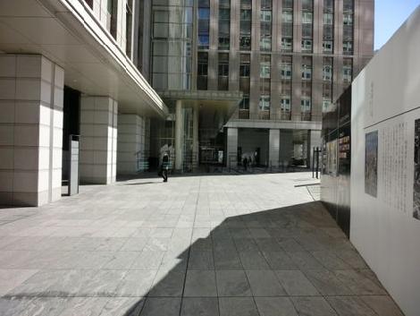 玄関前は大変広々としています