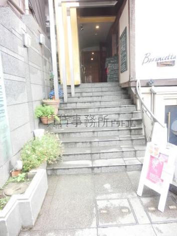 階段上がった右側には店舗が入居中です