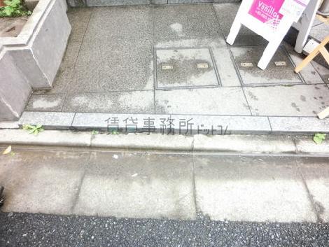 歩道との間に段差があります