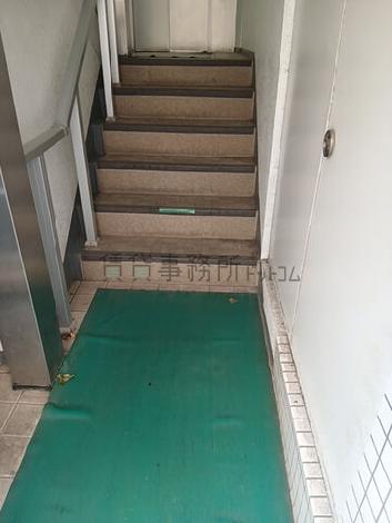 エレベーター手前に段差あり