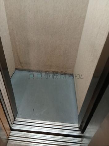 エレベーター内部