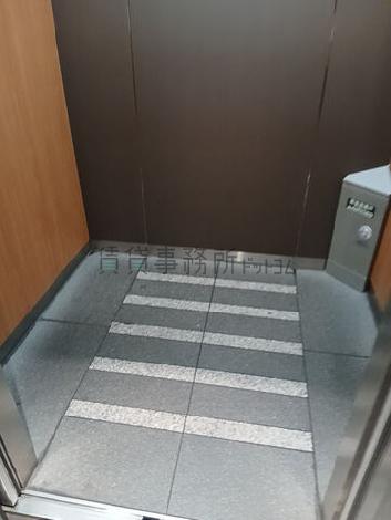 エレベーター内部